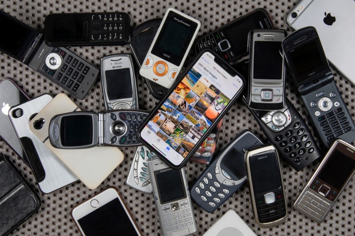 a-modern-smartphone-on-a-pile-of-old-obsolete-mobile-phones_t20_YwzLkx