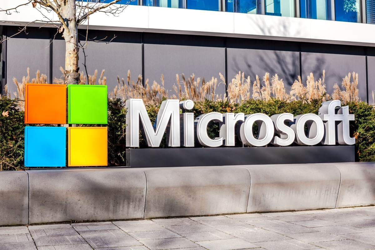 munich-germany-december-26-2018-microsoft-logo-at-the-company-office-building-located-in-munich_t20_dx9j7j